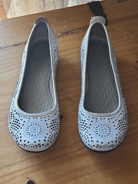 Clarks  White Leather  Laser-Cut Ballet Flats Slip on Shoes Women size 7